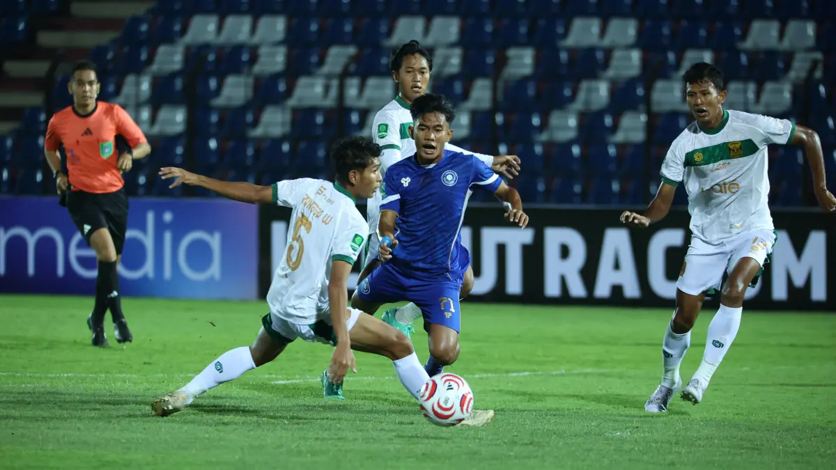 TAMPIL NGOTOT: Pemain Persiku Kudus saat menghadapi Adhyaksa Bekasi FC. (ANNAM KUWOK UNTUK RADAR PATI)