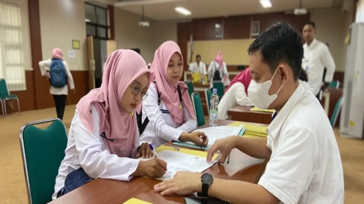 ANDRE FAIDHIL FALAH/RADAR KUDUS
DITAKEN: Pegawai menandatangani formulir di Kantor BKPSDM Pati baru-baru ini.