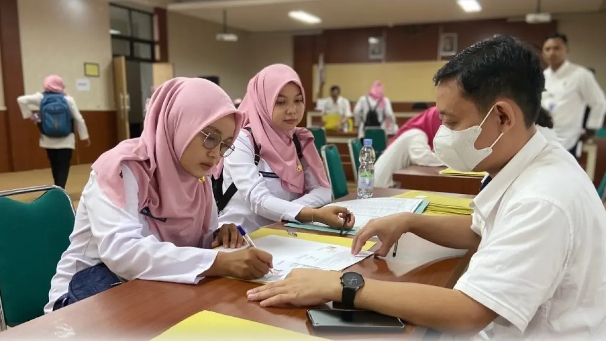DITEKEN: Pegawai menandatangani formulir di Kantor BKPSDM Pati baru-baru ini. (ANDRE FAIDHIL FALAH/RADAR PATI)