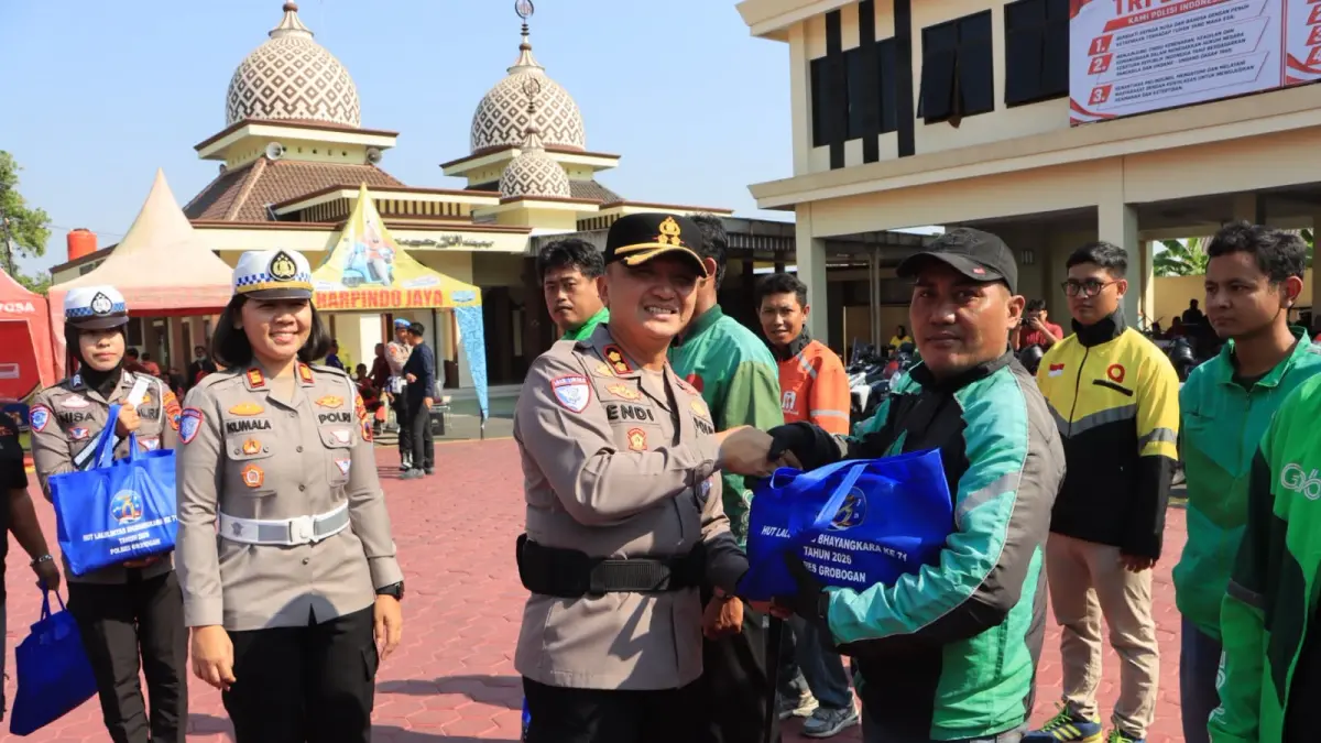 BAKSOS::HUT ke-71 Lalu Lintas Bhayangkara dirayakan bersama ojol Grobogan.