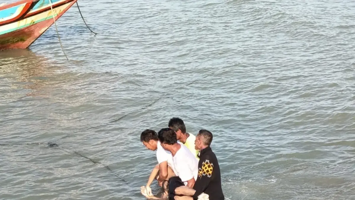 EVAKUASI: Sejumlah nelayan berhasil menemukan jazad ST dalam kondisi sudah meninggal dunia Rabu pagi (16/9). (BPBD REMBANG/RADAR PATI)
