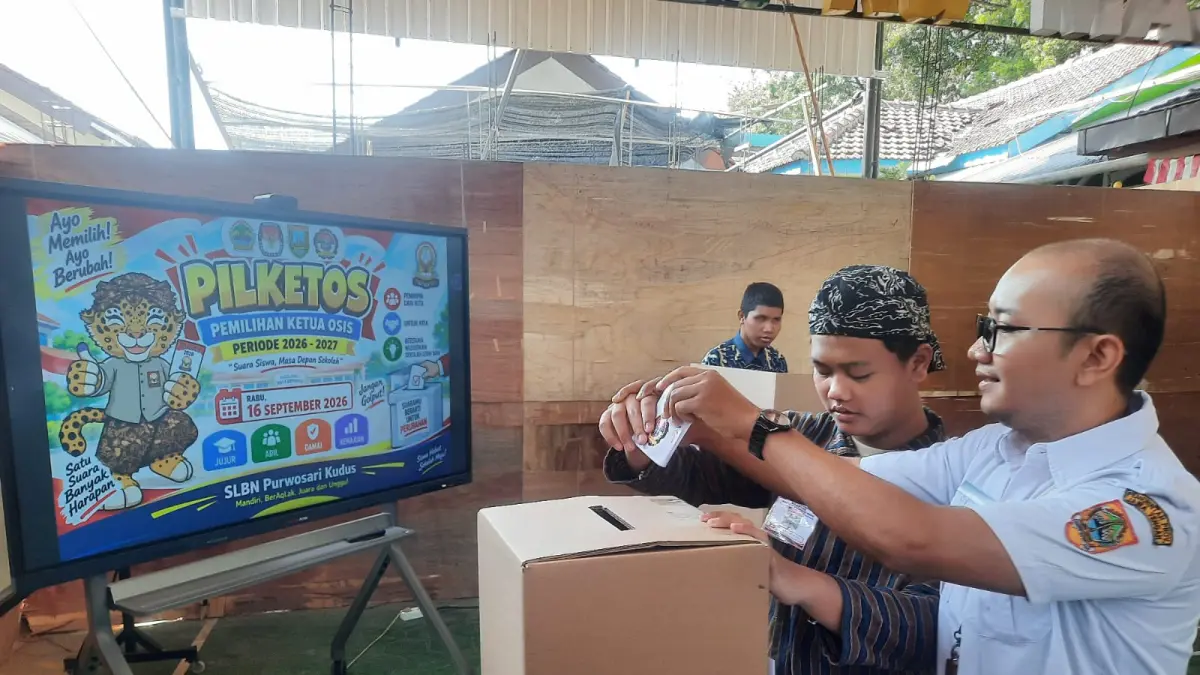 PEMILIHAN OSIS: Murid SLB Negeri Purwosari Kudus menyuarakan pilihannya pemilihan ketua OSIS kemarin. (INDAH SUSANTI/RADAR PATI)