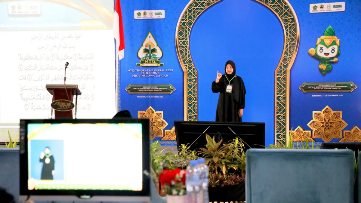 Peserta MTQ Nasional disabilitas tuli berunjuk kebolehan dengan bahasa isyarat. (HUMAS PEMPROV JATENG)