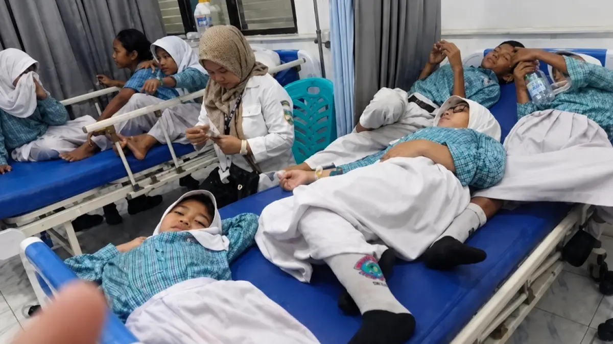 RAWAT JALAN: Usai diperiksa di RS Aisyiyah Jepara, para siswa dan guru yang mengalami dugaan keracunan menu MBG dari SPPG Jepara Karangkebagusan diberi obat dan dirawat jalan, Rabu (16/9).