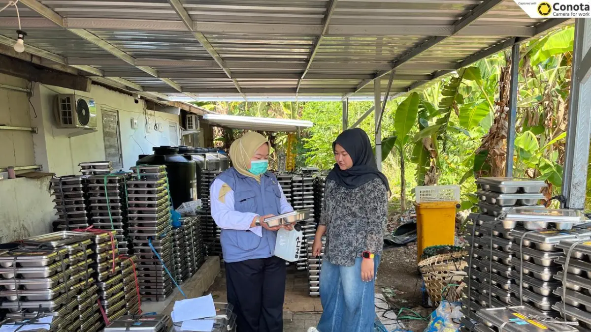 UJI SAMPEL: Usai belasan siswa termasuk guru di tiga sekolah mengalami dugaan keracunan, dilakukan uji laboratorium pada Rabu (16/9). (DKK JEPARA UNTUK RADAR PATI)