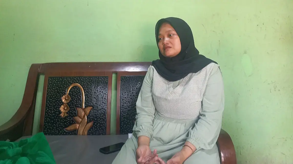 DOA TERBAIK: Istri salah satu korban KM Virgo Transport 8, Dwi Bintang (25) berharap agar suaminya Mashudi (27) dapat kembali pulang dengan selamat. Sejak Minggu (13/9) hingga Kamis (17/9), kabar mengenai kondisi suaminya belum diketahui. (FIKRI THOHARUDIN/RADAR PATI)