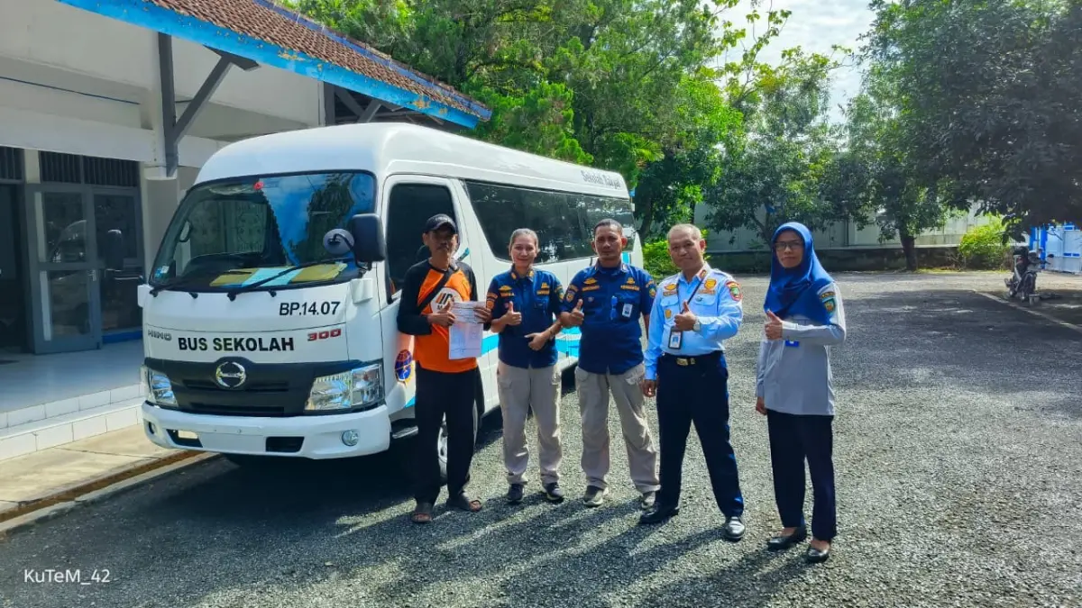 ‎BELUM BERJALAN: Pemberian bantuan Kemenhub berupa Bus sekolah pada Pemkab Blora belum dioperasionalkan. (‎ARIF FAKHRIAN KHALIM/RADAR PATI)