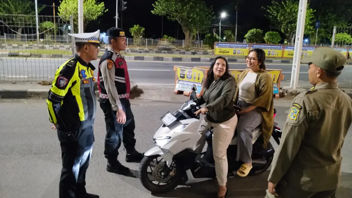 HUMANIS: Polisi saat memberhentikan pengendara motor yang hendak melaju ke arah Jembatan Suramadu, Surabaya. (IST/RADAR SURABAYA)