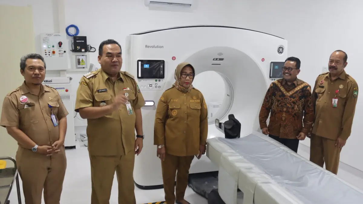 TERBARU: Bupati Blora Arief Rohman (dua dari kiri) saat meresmikan Cardiac Catheterization Laboratory (Cathlab) sebagai salah satu layanan unggulan rumah sakit yang berfokus pada penanganan penyakit jantung dan pembuluh darah. (EKO SANTOSO/RADAR PATI)