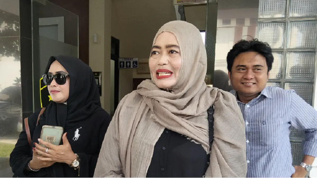 JALAN: Siti Fatimah mendatangi Polresta Pati. (ANDRE FAIDHIL FALAH/RADAR PATI)