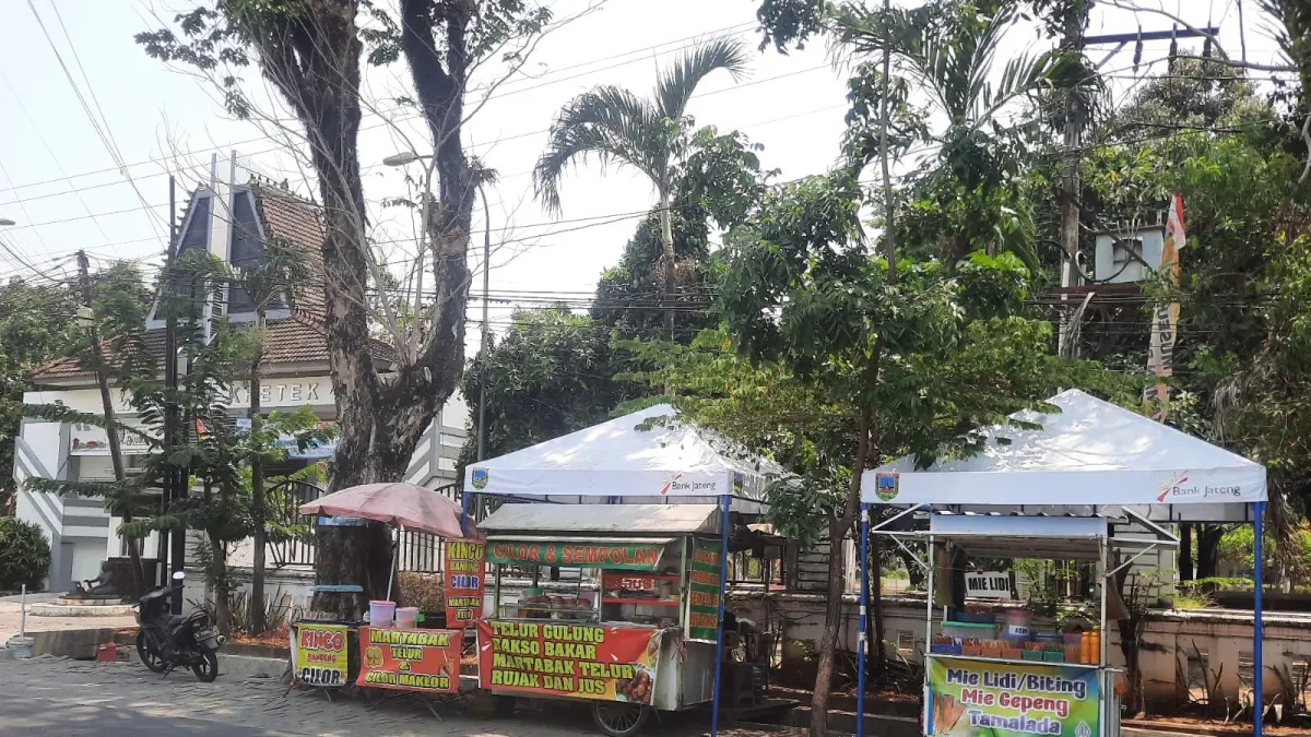 JUALAN: PKL yang berjualan di depan Museum Kretek. Wacana akan di relokasi. (INDAH SUSANTI/RADAR PATI)
