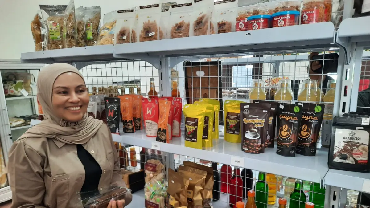 PRODUK UKM: Ketua Dekranasda Kudus Endhah Endhayani saat mengecek produk UKM yang ada di galeri Dekranasda Kudus. (INDAH SUSANTI/RADAR PATI)