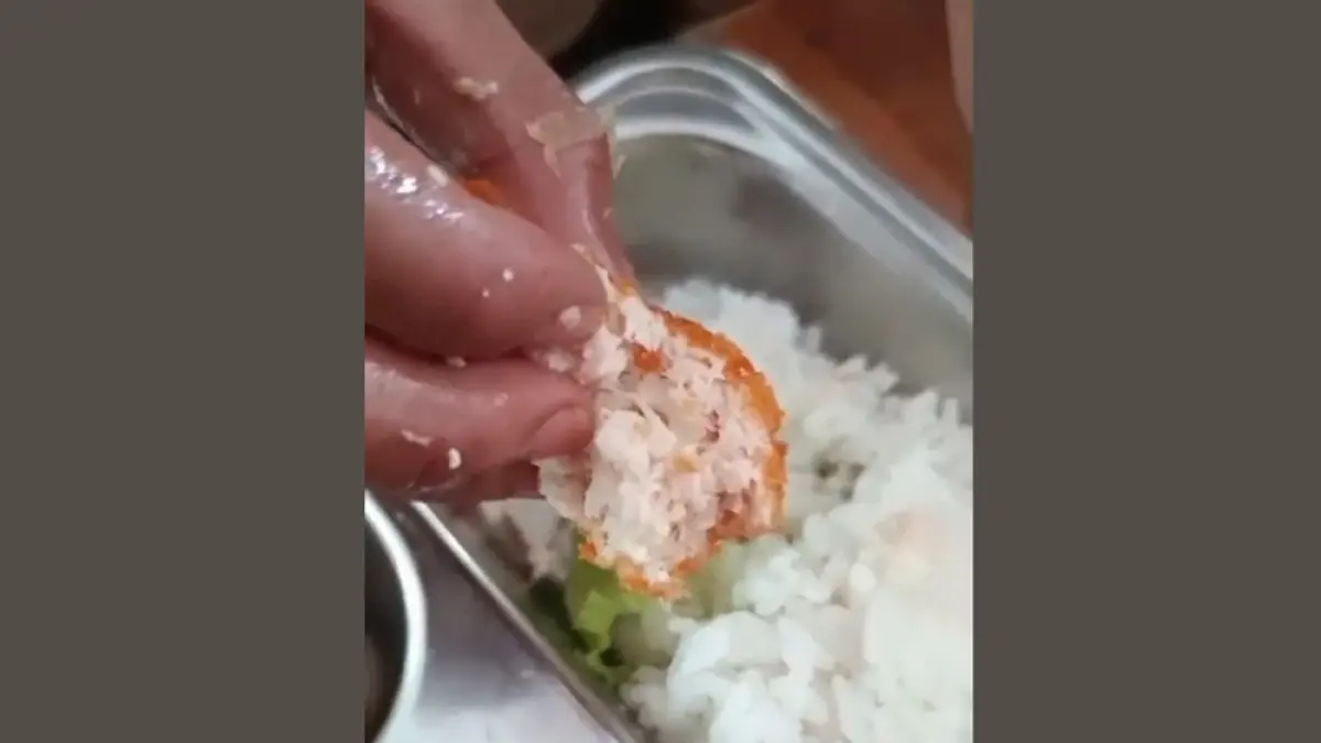 TAK HIGIENIS: Belatung menggeliat di menu MBG SMK BTB Juwana, Pati. (TANGKAPAN LAYAR MEDSOS)