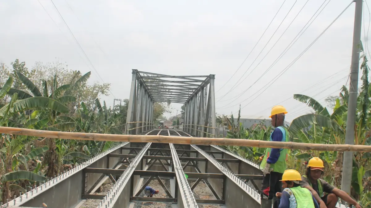 JEMBATAN: Pekerja saat istirahat sejenak dalam mengerjakan jembatan Lusi Putat di Jalingkut Grobogan.