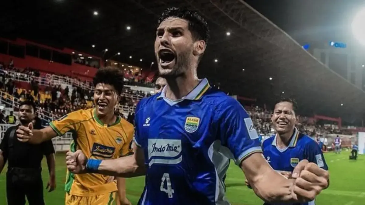 Julio Cesar kembali memperkuat lini belakang Persib Bandung dengan performa solid di area pertahanan. (Persib)