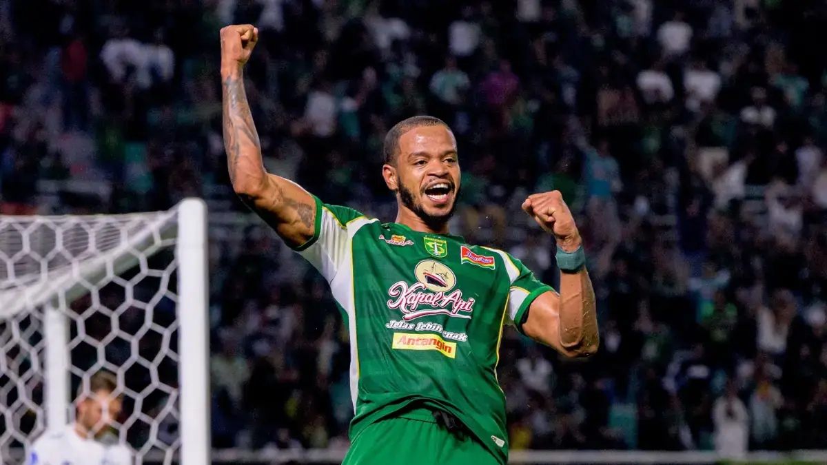 Striker Persebaya Surabaya mencetak gol ke gawang Garudayaksa, Sabtu (19/9) di Stadion Gelora Bung Tomo.