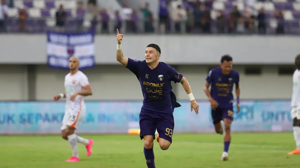 Striker Persita Tangerang Alexa Andrejic berselebrasi usai cetak gol ke gawang PSM Makassar.