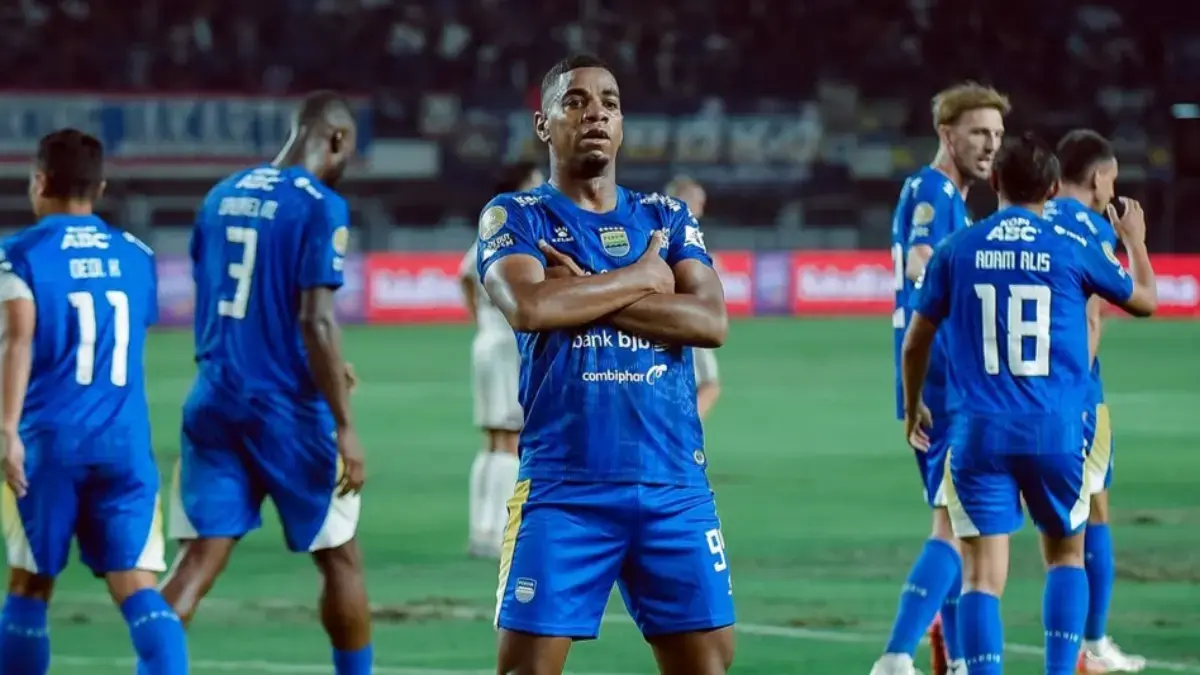 Uilliam Baros, striker Persib, mencetak gol ke Persijap.