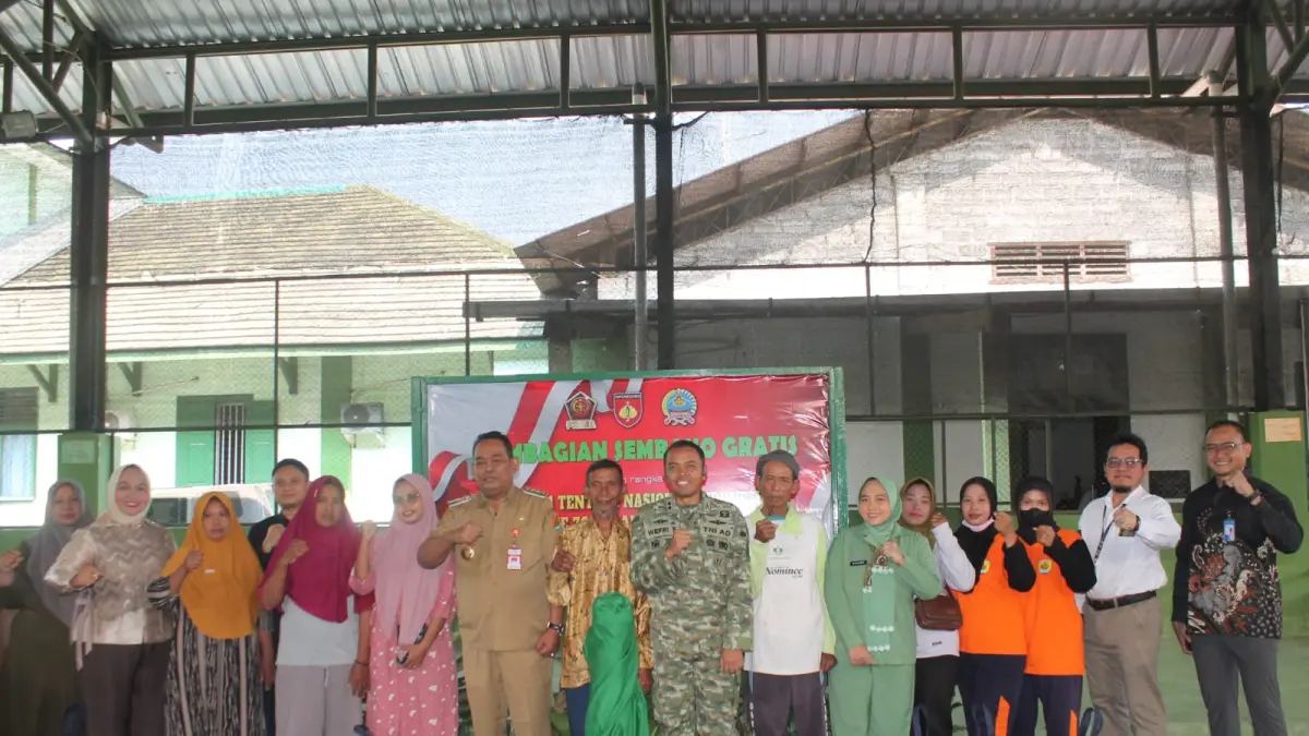 BANSOS: Warga prasejahtera saat mendapatkan bantuan sembako dalam rangkaian HUT ke-81 NI dan HUT ke-76 Kodam IV/Diponegoro.