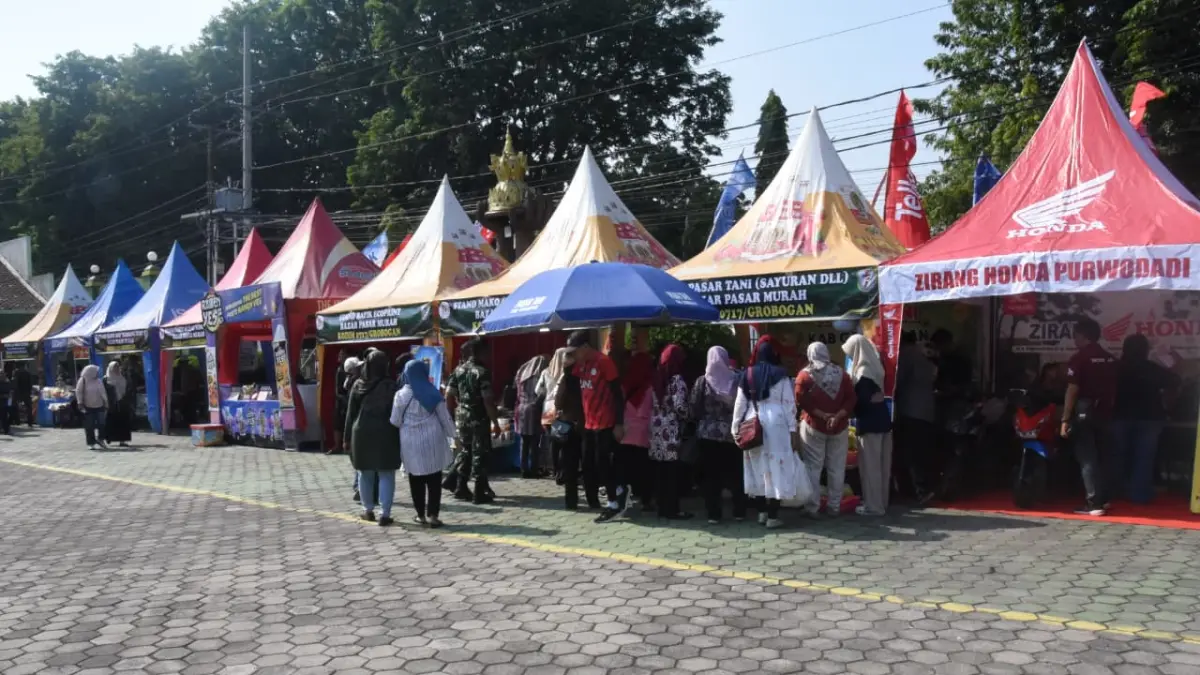 BAZAR: Forkopimda Grobogan saat memberikan bantuan sosial ke warga yang membutuhkan.