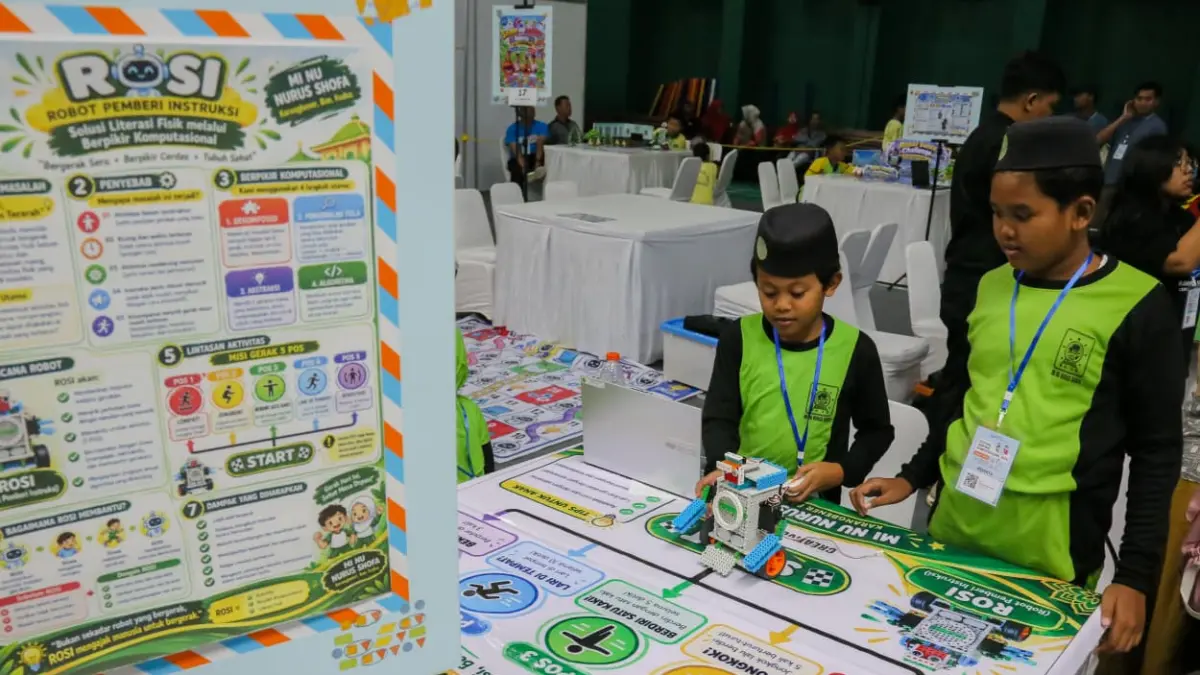 BERPIKIR KOMPUTASIONAL: Sejumlah siswa di Kudus praktik pelajaran AI dan robotik. (INDAH SUSANTI/RADAR PATI)