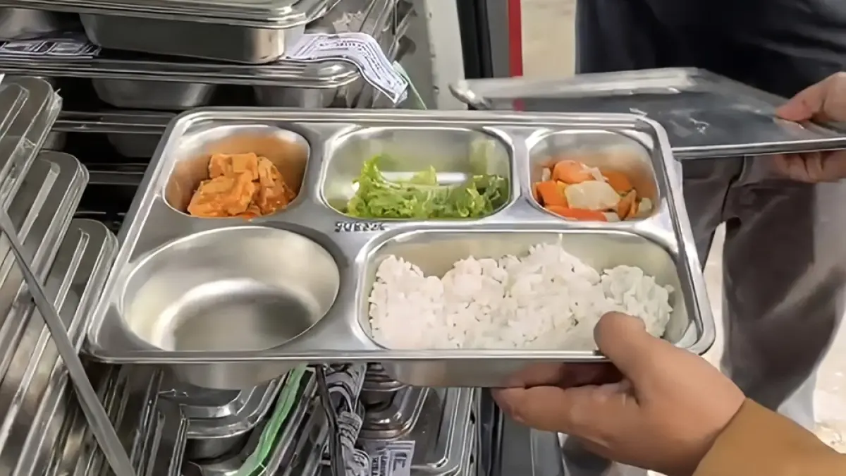 ‎MEMILIKI BAKTERI: Menu MBG dari SPPG Sukorejo 2 Tunjungan untuk penerima manfaat pada Senin (7/9) lalu yang mengandung bakteri. (‎ARIF FAKHRIAN KHALIM/RADAR PATI)