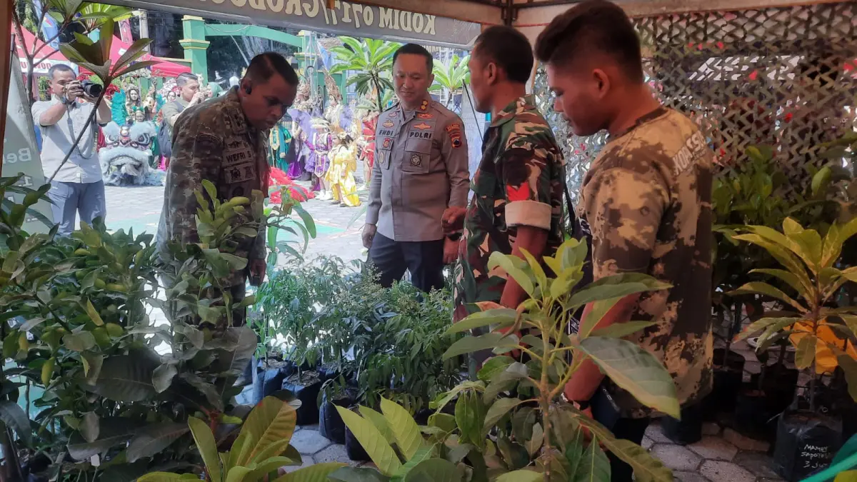 TINJAU STAND: Dandim 0717/Grobogan Letkol Inf Wefri Sandiyanto, Kapolres Grobogan AKBP Endy Pratama saat meninjau stand di bazar murah.