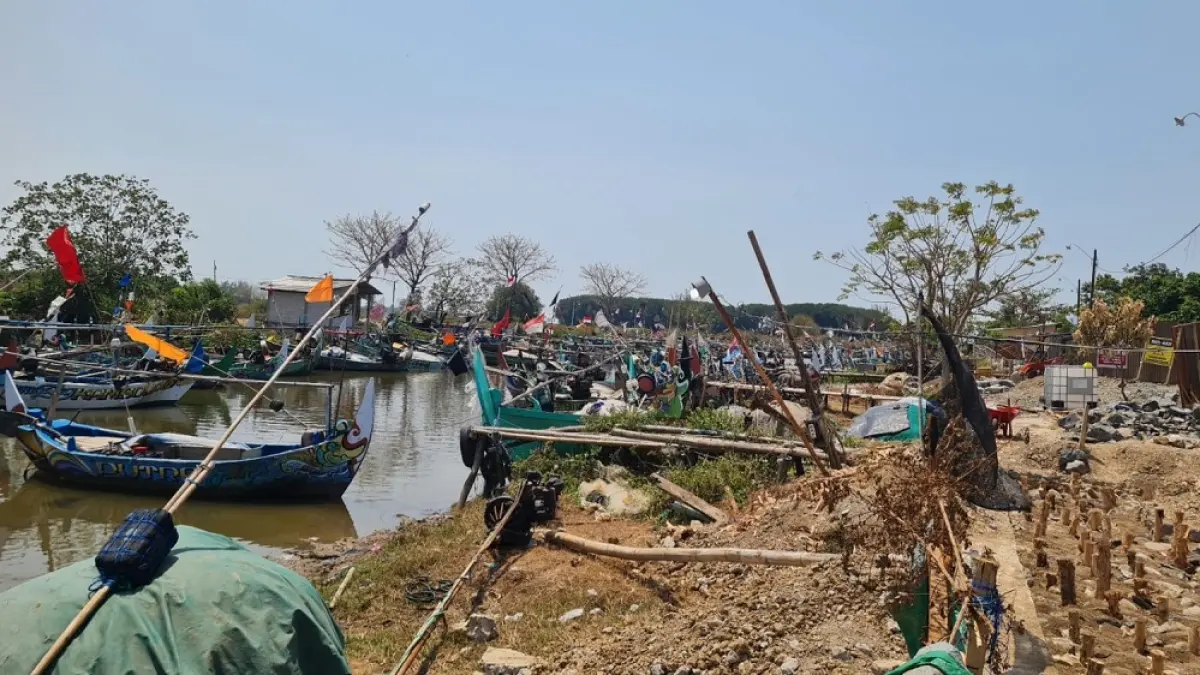 BERSANDAR: Perahu nelayan di Desa Puncel, Dukuhseti berjejer di tepi pantai belum lama ini. (ANDRE FAIDHIL FALAH/RADAR PATI)