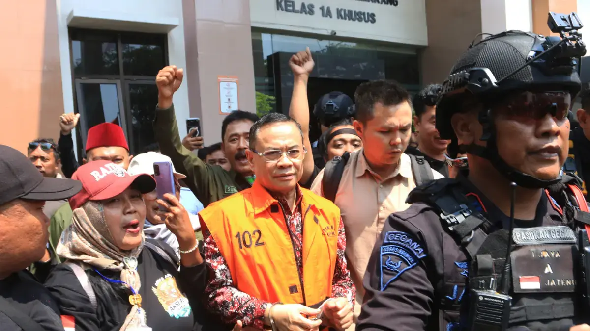 Bupati Pati nonaktif Sudewo mengenakan rompi kuning usai sidang tipikor di Semarang. (JawaPoscom)