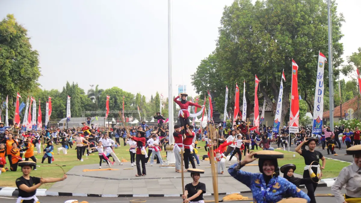 LATIHAN: Persiapan pemecahan Rekor Muri Tari Lajur Caping Kalo berlatih di Alun-Alun Simpang Tujuh Kudus. (INDAH SUSANTI/RADAR PATI)