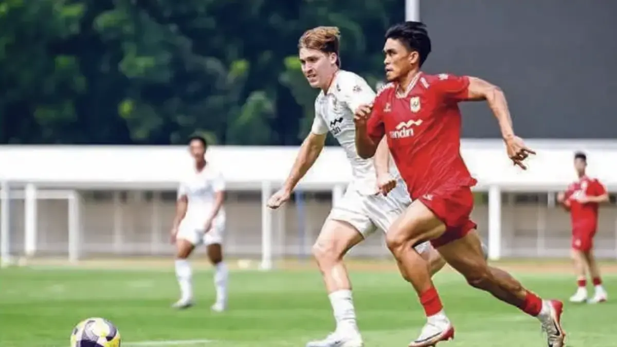 Luke Vickery striker muda timnas berduel dengan Rizky Eka. (JawaPoscom/Antara Foto)