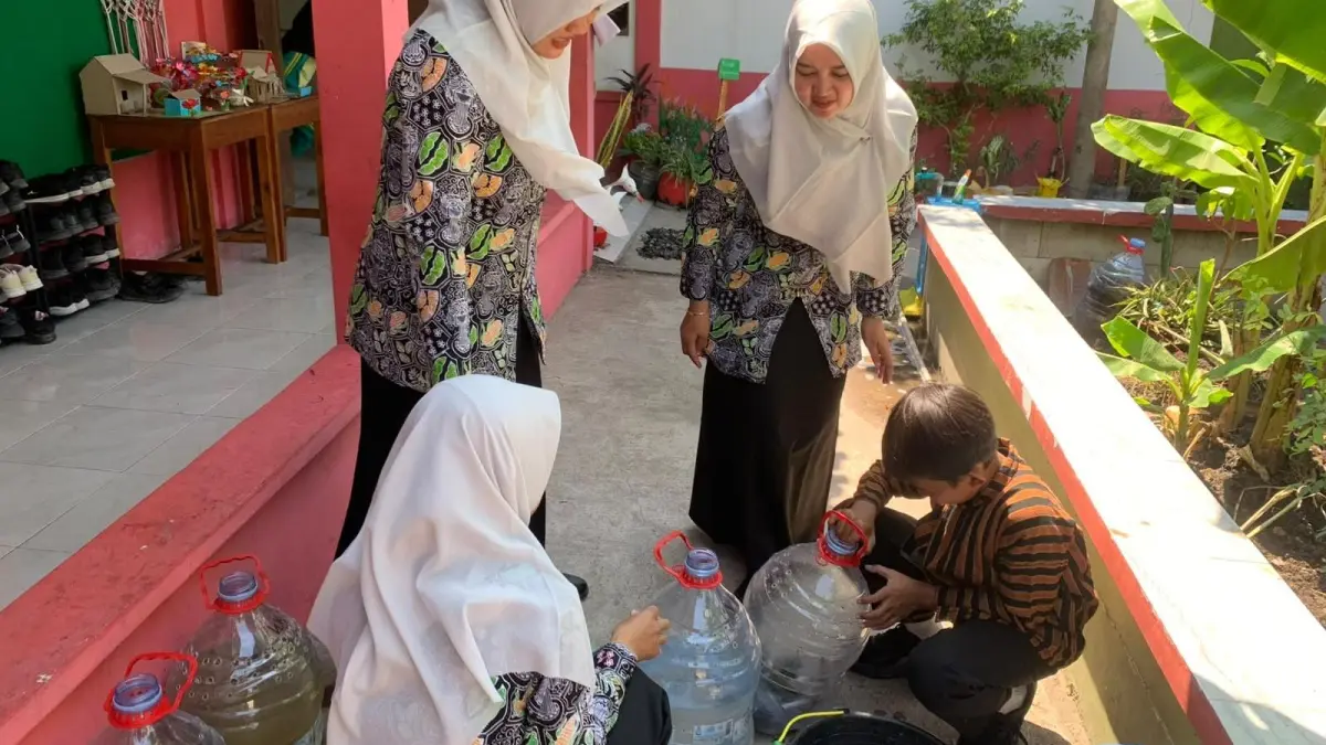 BUDIDAYA: Guru saat mengajak siswa untuk membudidayakan lele di lingkungan sekolah.