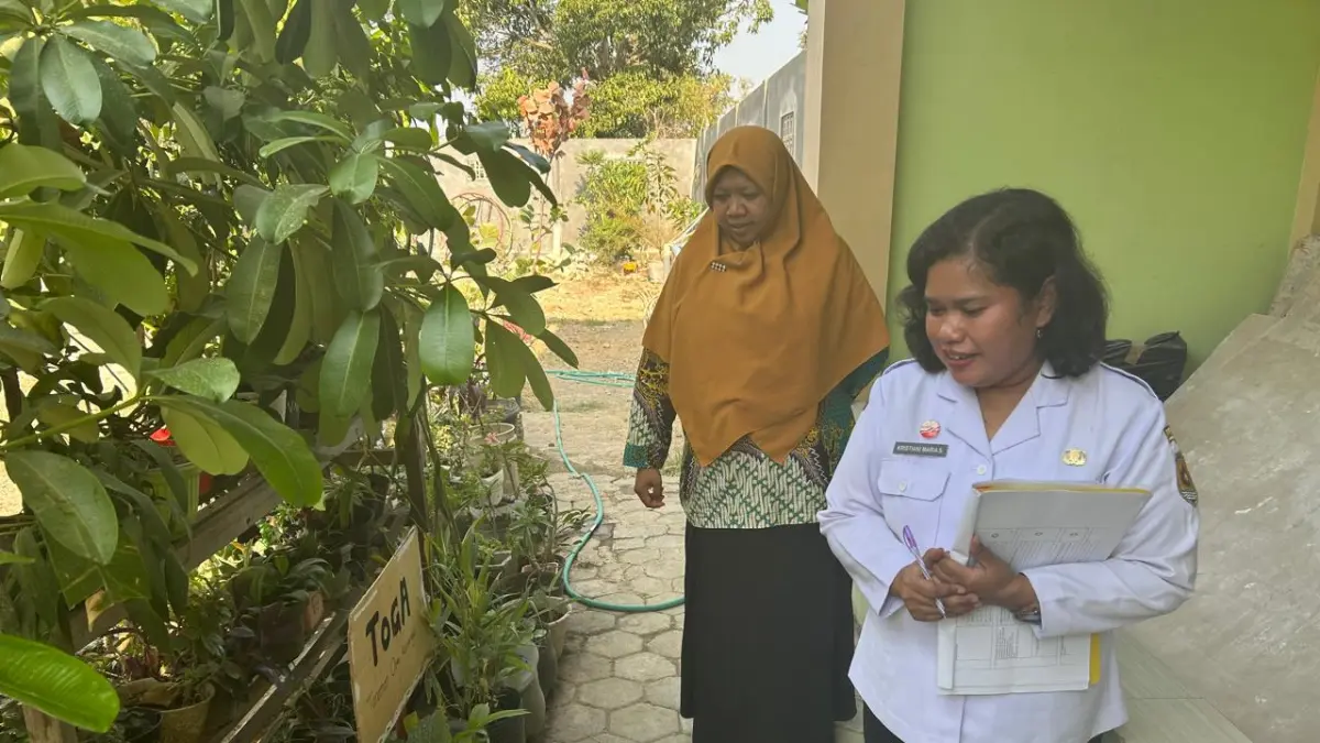 DINILAI: Salah satu penilai saat melakukan peninjauan lingkungan sekolah.