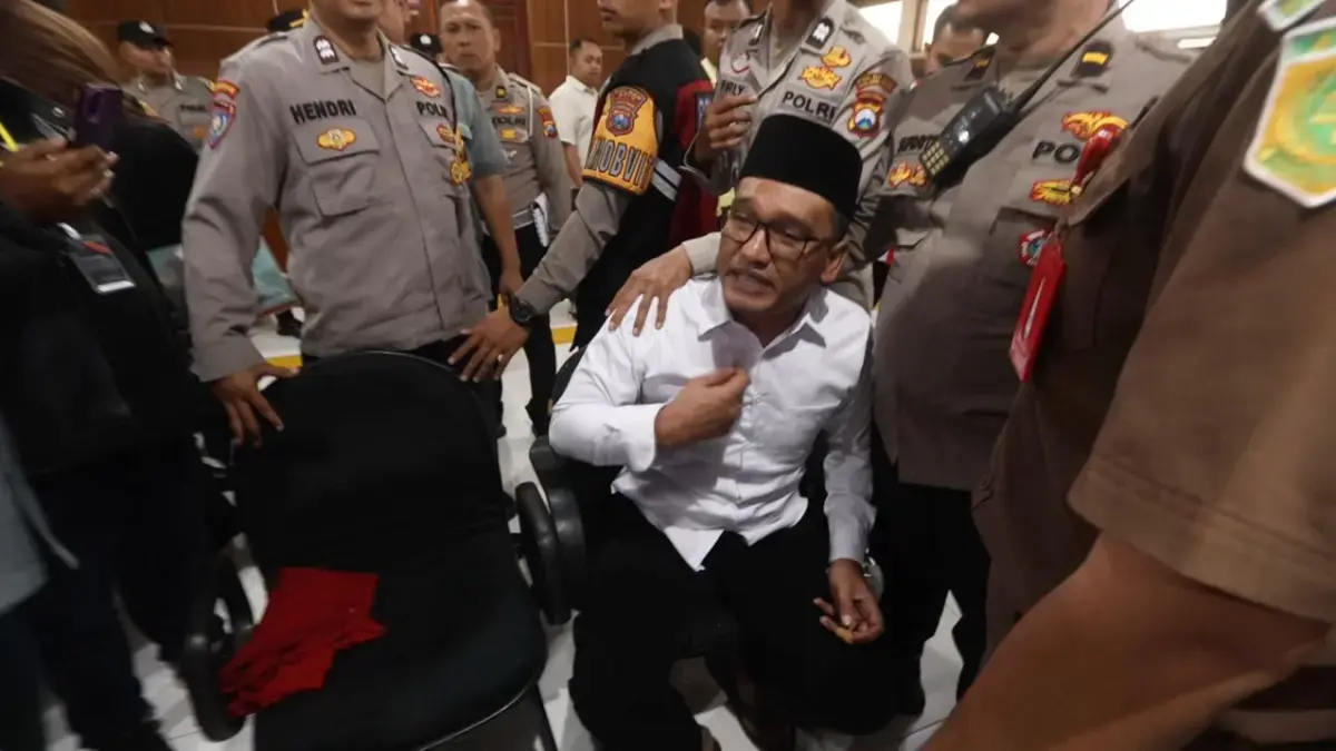 Pembunuh mahasiswi UMM Agus Saleman setelah menjalani sidang vonis, Rabu (23/9). (Radar Malang)
