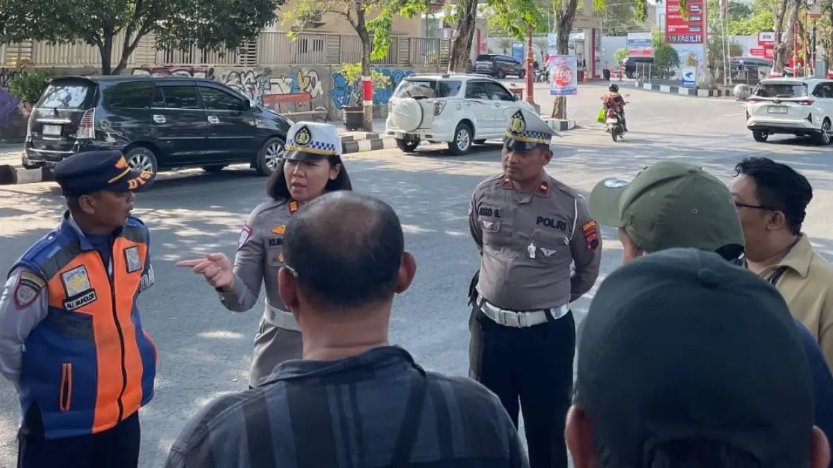 SURVEI: Tim gabungan saat melakukan survei rekayasa lalu lintas di Jalan R Suprapto Kota Purwodadi.