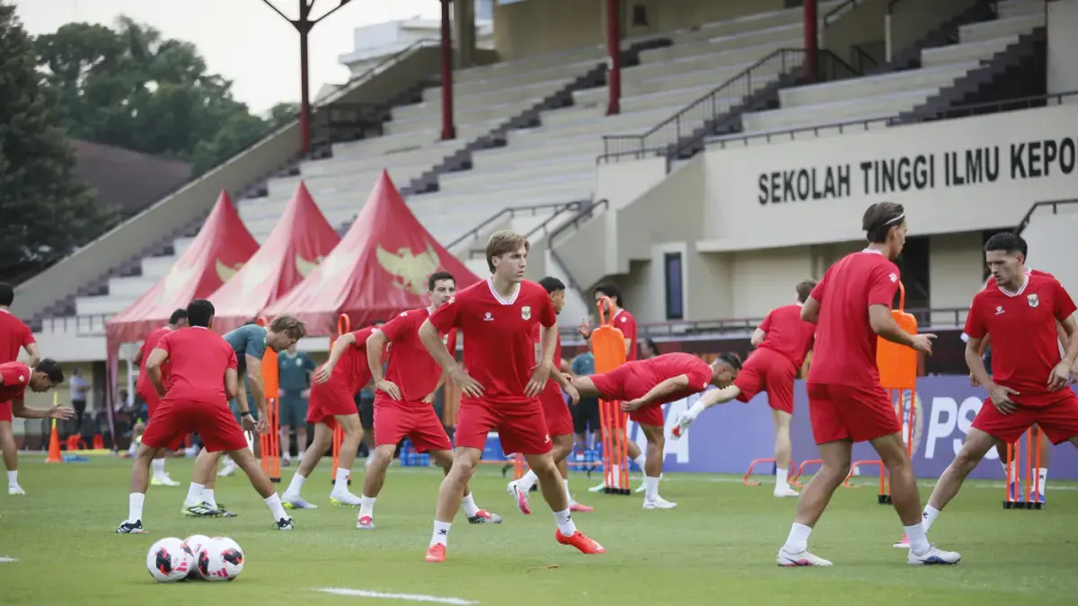 Pesepak bola Timnas Indonesia menjalani latihan resmi menjelang pertandingan FIFA ASEAN Cup 2026 di Stadion PTIK, Jakarta, Kamis (24/9/2026). (Dery Ridwansah/ JawaPos.com)