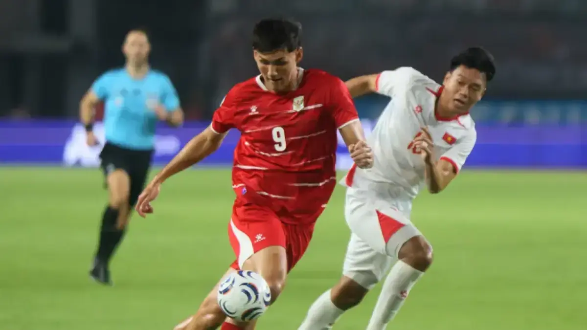 Striker timnas Indonesia Mitchel Baker saat berlaga di AFF beberapa waktu lalu. (JawaPoscom)