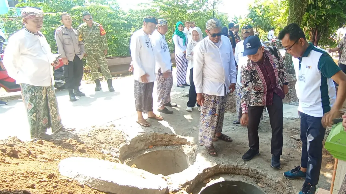 Tim verifikasi dari Setwapres dan Kemendes PDT meninjau sanitasi yang ada di Desa Kesambi Kecamatan Meojobo Kudus.