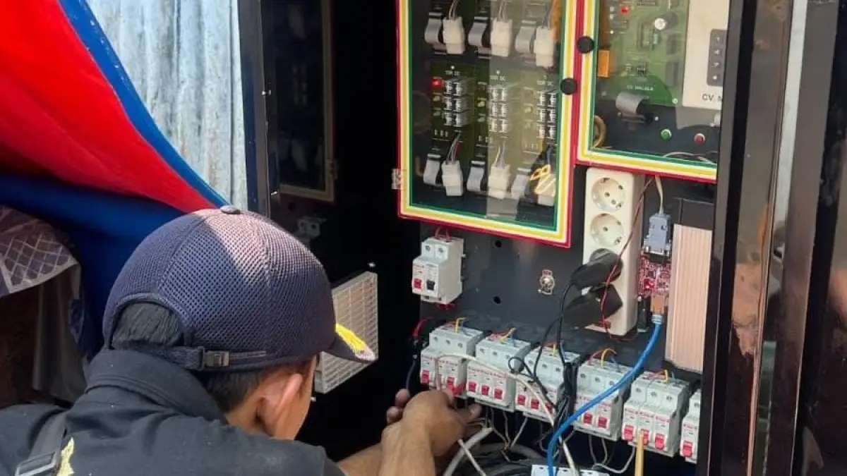 DISIAPKAN: Petugas saat memasang traffic light di simpang empat Diskominfo Grobogan.