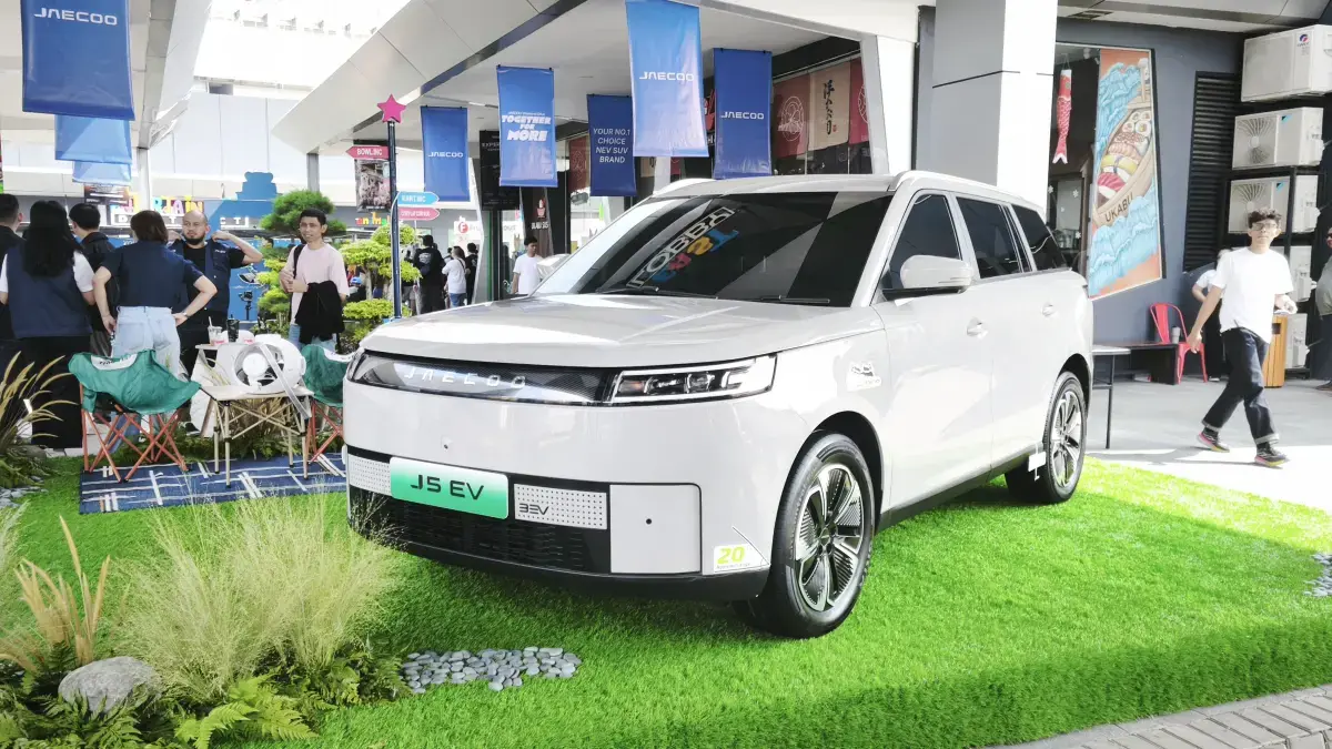 JAECOO J5 EV, salah satu model mobil listrik yang banyak mengaspal di jalanan Indonesia. (Dinarsa Kurniawan/JawaPos.com)