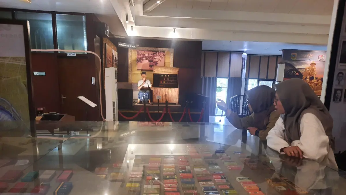 KUNJUNGAN: Pengunjung menikmati koleksi di dalam Museum Kretek Kudus. (INDAH SUSANTI/RADAR PATI)