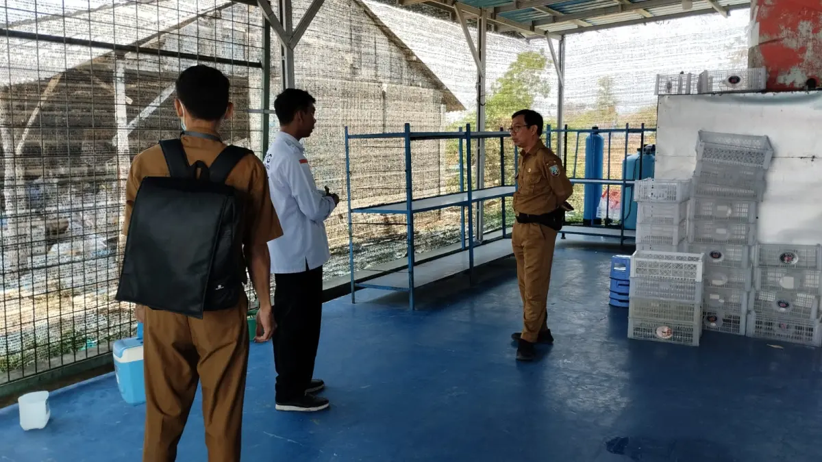 Satu sisi tim Dinkes mendatangi pihak dapur SPPG penyalur. (WISNU A/RADARPATI)