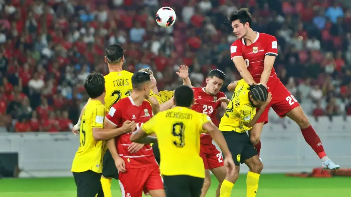 Elkan Baggot duel udara dengan Malaysia. (JawaPoscom)
