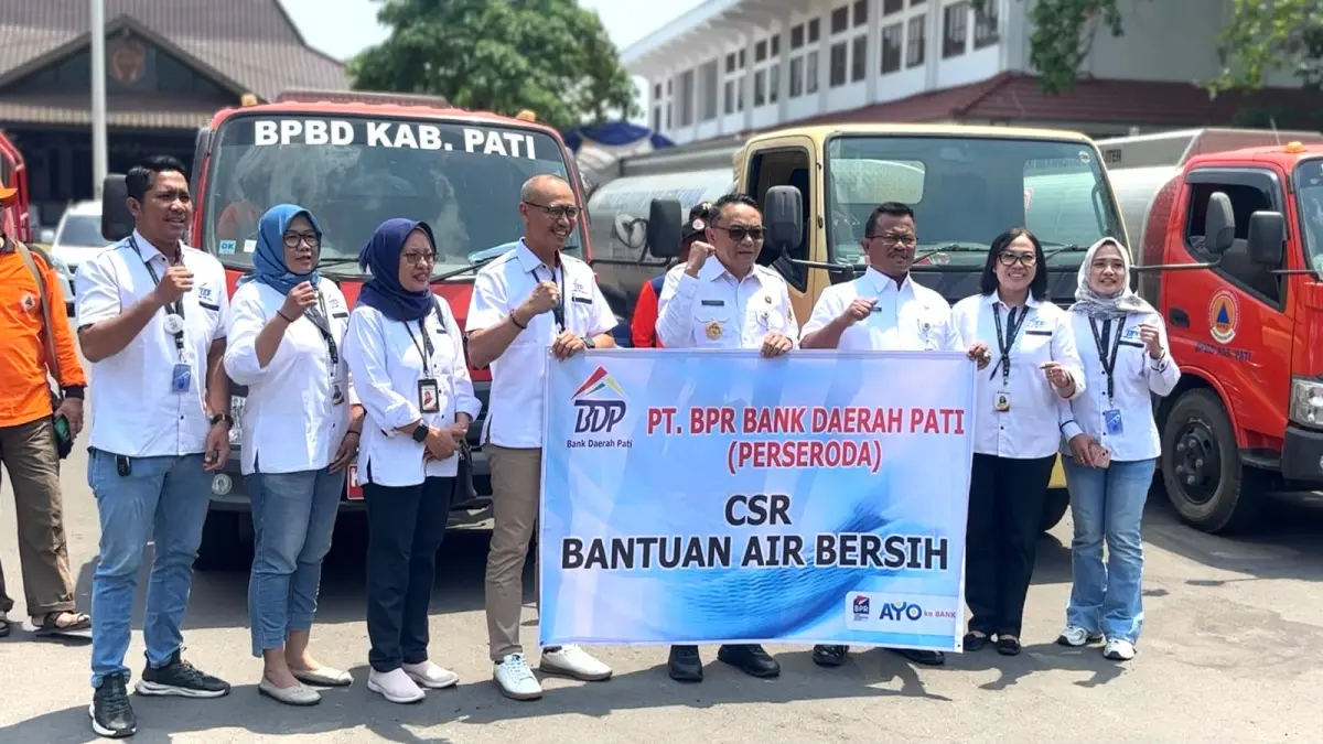 Pimpinan BPR Bank Daerah Pati menyalurkan CSR bantuan air bersih sebanyak 100 tangki. (HUMAS PATI)