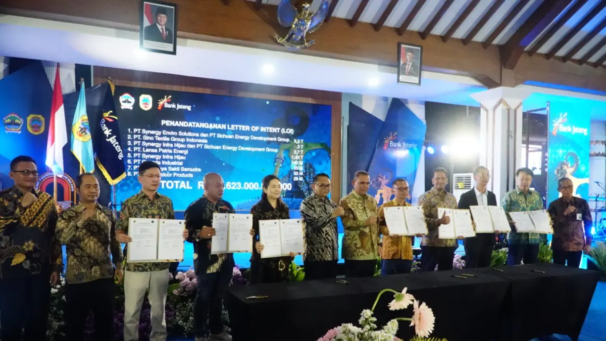 Plt Bupati Risma Ardhi Chandra menunjukkan berkas Letter of Intent investasi di Pati. (HUMAS PATI UNTUK RADAR PATI)