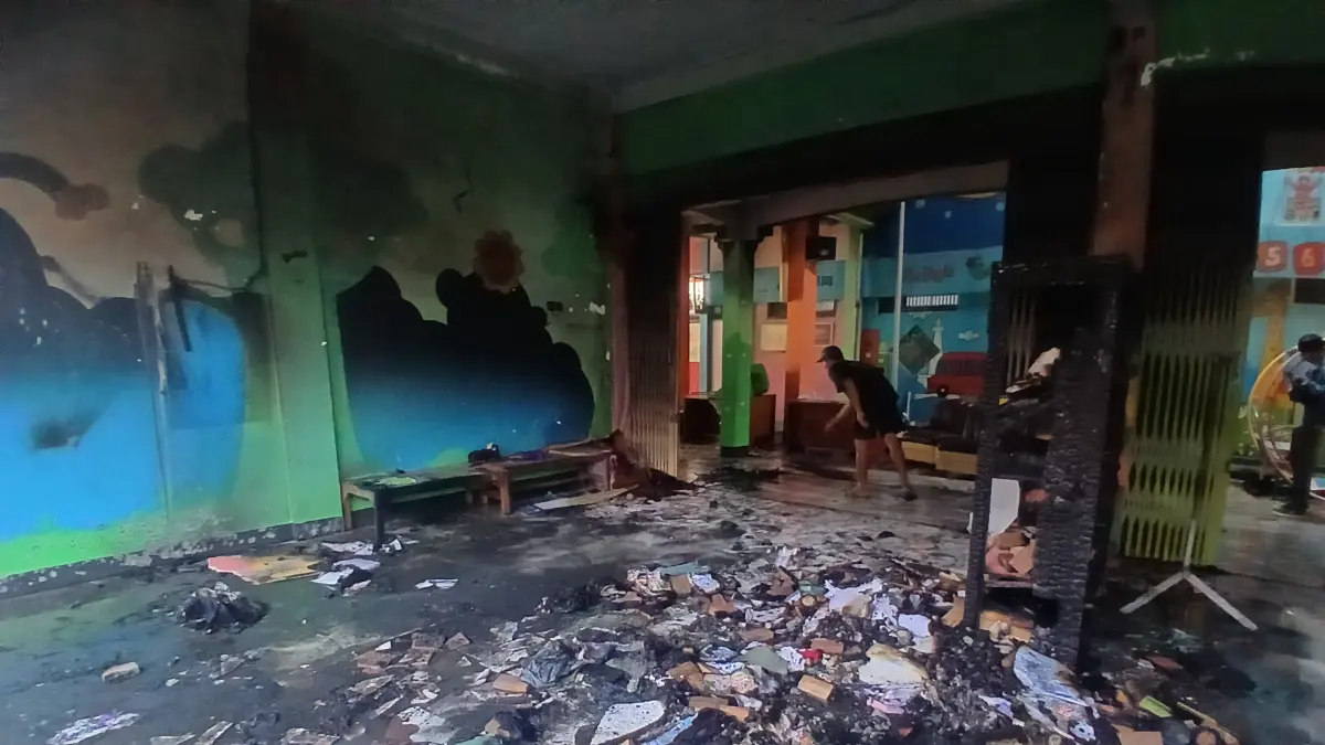 DARURAT: Pekerja saat membersihkan puing-puing sisa kebakaran di sekolah TK Islam Baitunnur Blora (29/09).  (EKO SANTOSO/RADAR PATI)