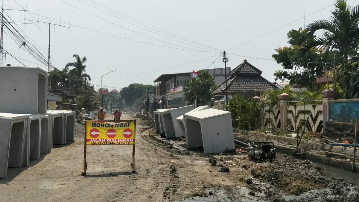 DIPERBAIKI: Perbaikan saluran drainase dan pedestrian di Jalan Siswamiharja.