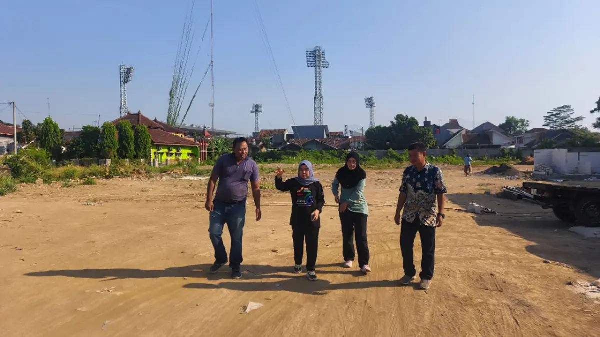 Pejabat terkait menyidak proses pembangunan mall di eks gedung Ngasirah Kudus. (SANTI INDAH/RADARPATI)