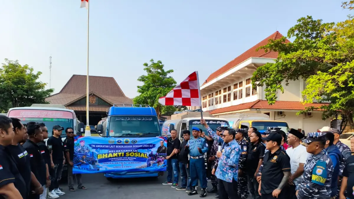 Plt Bupati Pati Risma Ardhi Chandra memberangkatkan bantuan air bersih TNI AL ke desa - desa yang terdampak. (ACHMAD ULIL ALBAB/RADAR KUDUS)