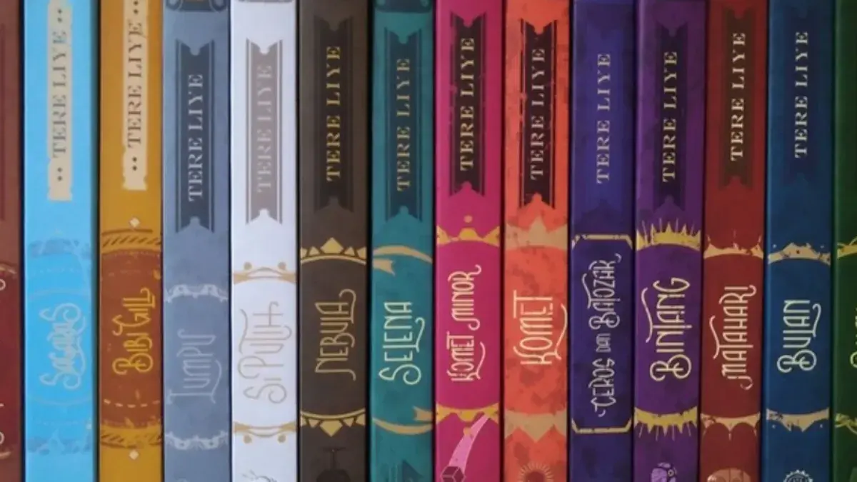 Koleksi novel Tere Liye tersusun di rak buku, menampilkan sejumlah judul populer seperti serial Bumi. Karya-karya tersebut menarika. perhatian pembaca muda melalui cerita fantasi, petualangan, serta tema kehidupan yang dekat dengan pengalaman pembaca.